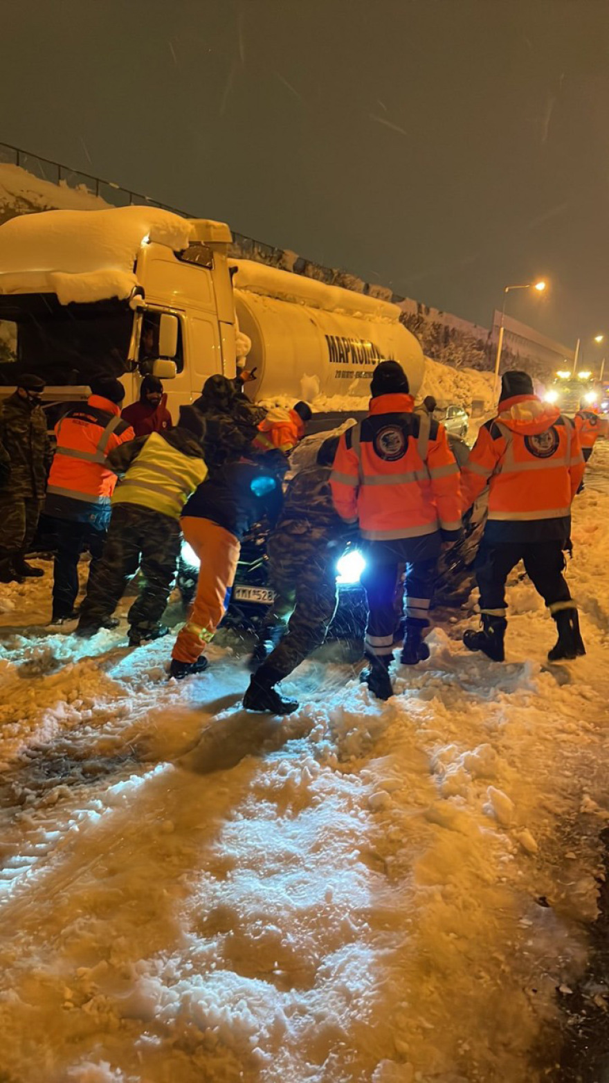 Τεράστιο φιάσκο στην Αττική Οδό: 1.200 οχήματα εγκλωβισμένα 22 ώρες μετά!