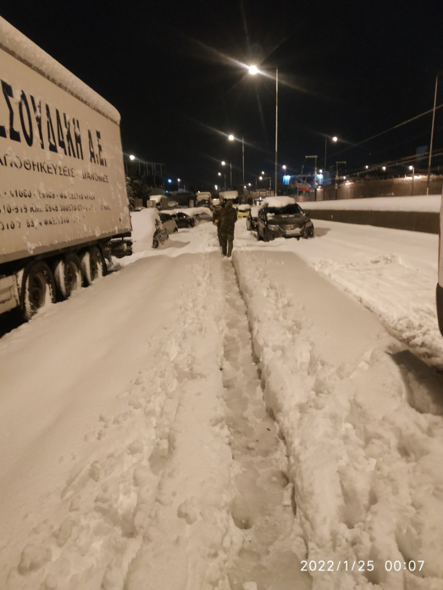 Αττική Οδός: Ο Στρατός απεγκλωβίζει οδηγούς όλη νύχτα - Μοιράζουν τρόφιμα, νερό και κουβέρτες