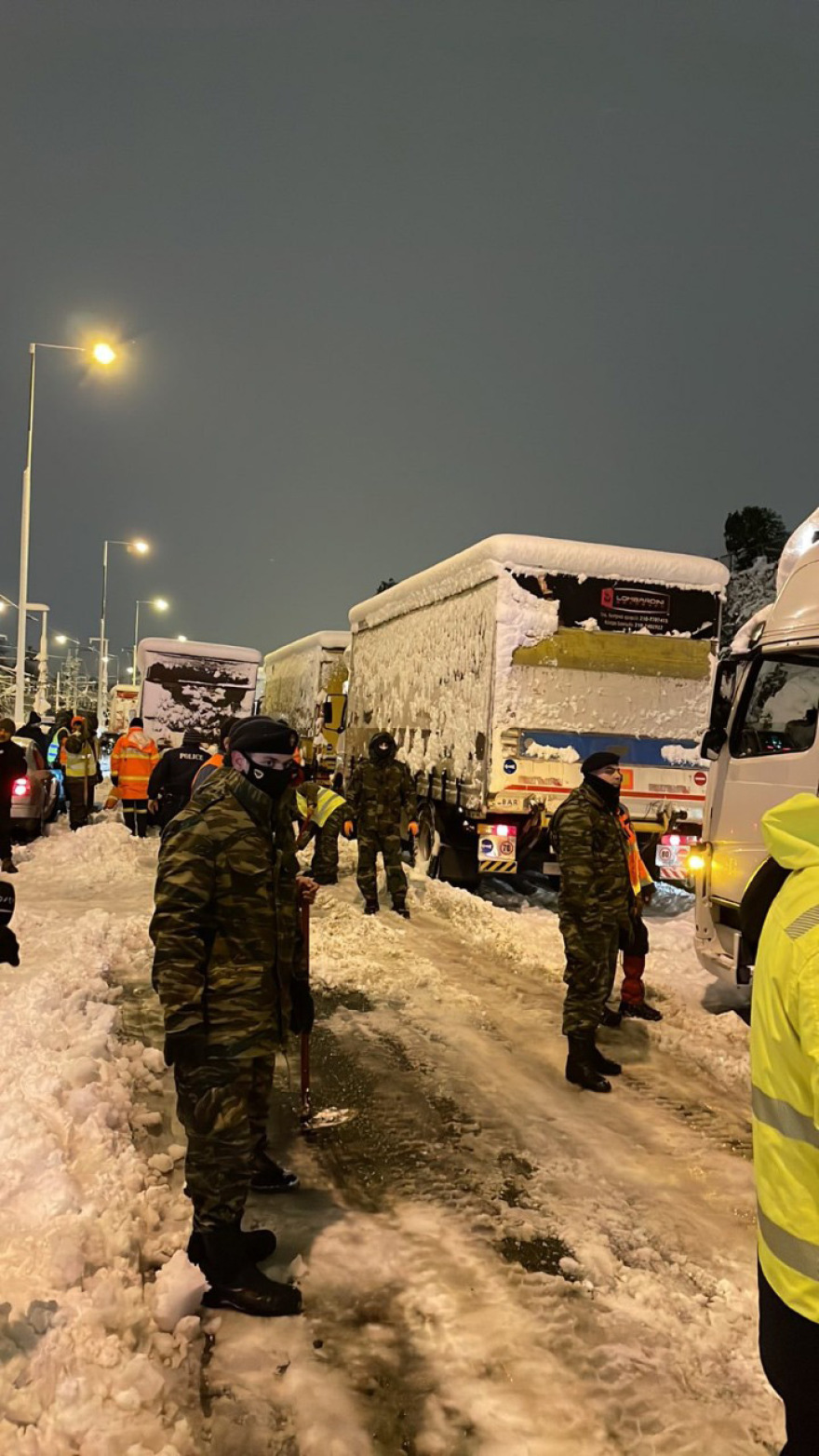 Αττική Οδός: Ο Στρατός απεγκλωβίζει οδηγούς όλη νύχτα - Μοιράζουν τρόφιμα, νερό και κουβέρτες