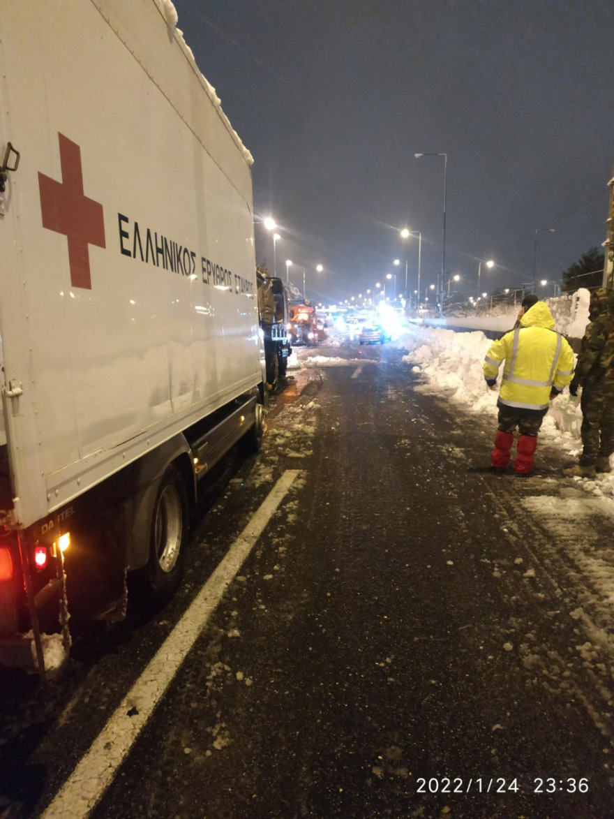 Αττική Οδός: Ο Στρατός απεγκλωβίζει οδηγούς όλη νύχτα - Μοιράζουν τρόφιμα, νερό και κουβέρτες