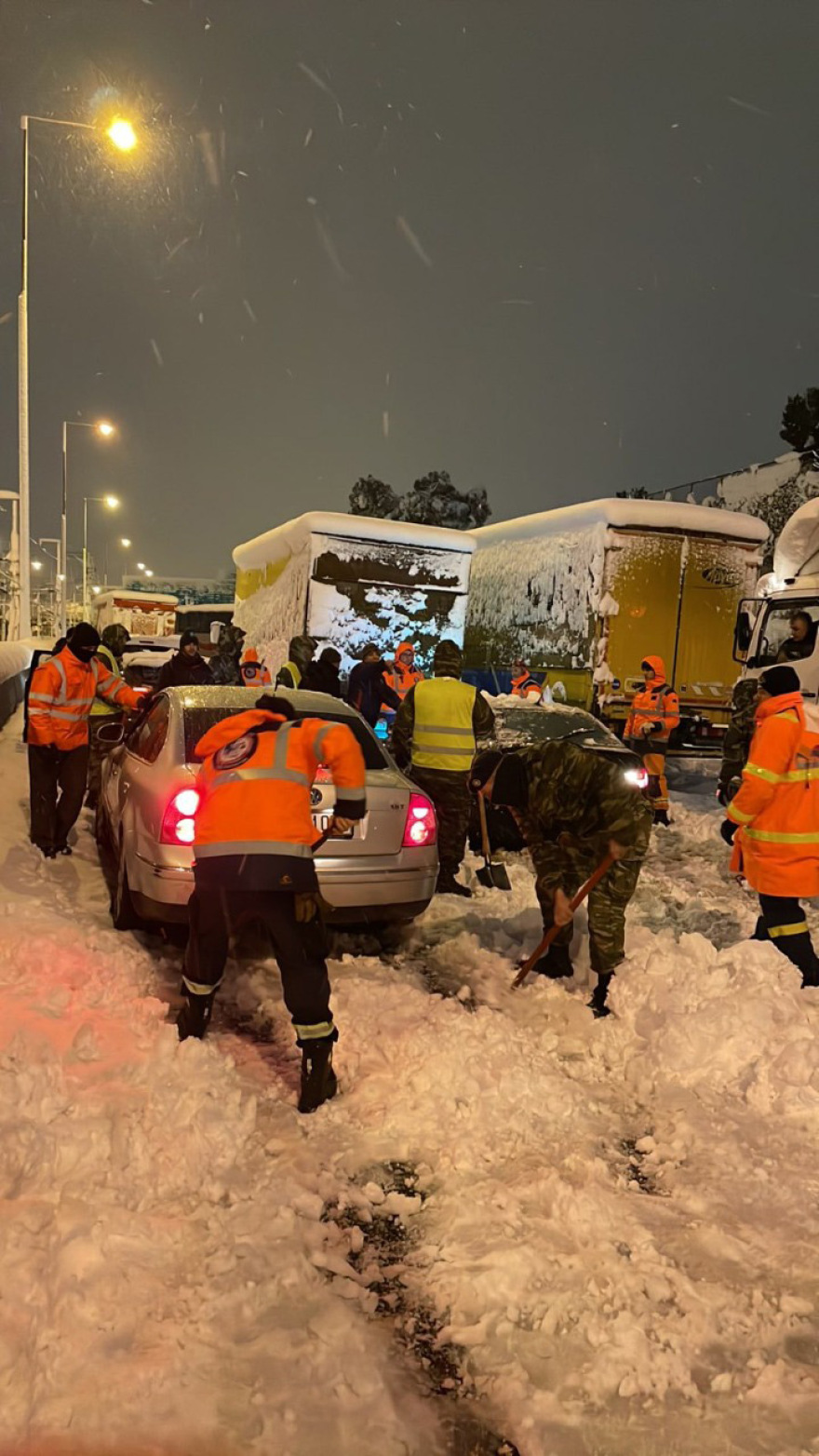Τεράστιο φιάσκο στην Αττική Οδό: 1.200 οχήματα εγκλωβισμένα 22 ώρες μετά!