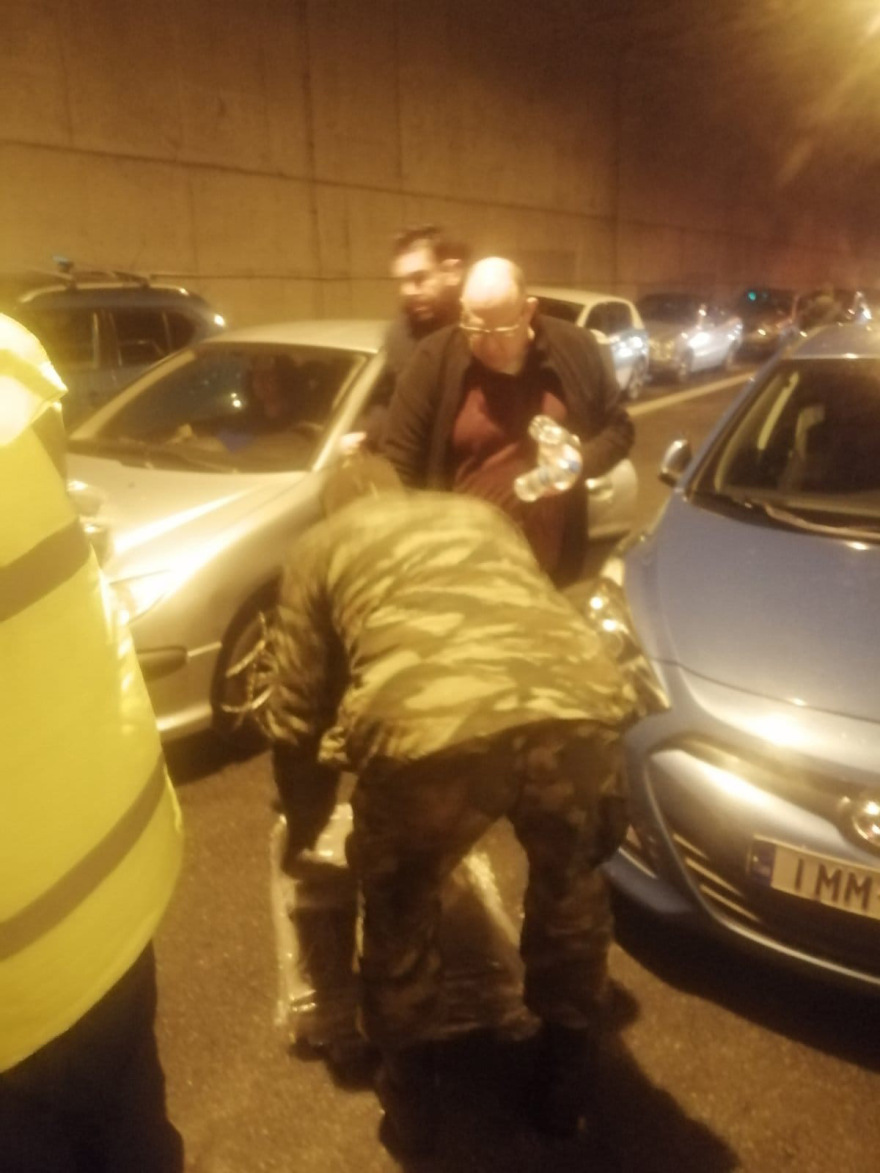 Τεράστιο φιάσκο στην Αττική Οδό: 1.200 οχήματα εγκλωβισμένα 22 ώρες μετά!