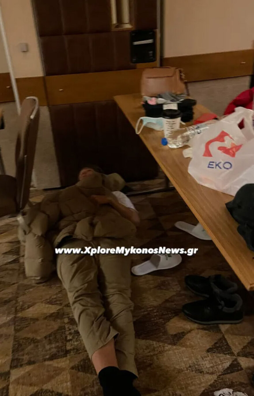 Κακοκαιρία «Ελπίς»: Εγκλωβισμένοι της Αττικής Οδού κοιμούνται... στα πατώματα ξενοδοχείου