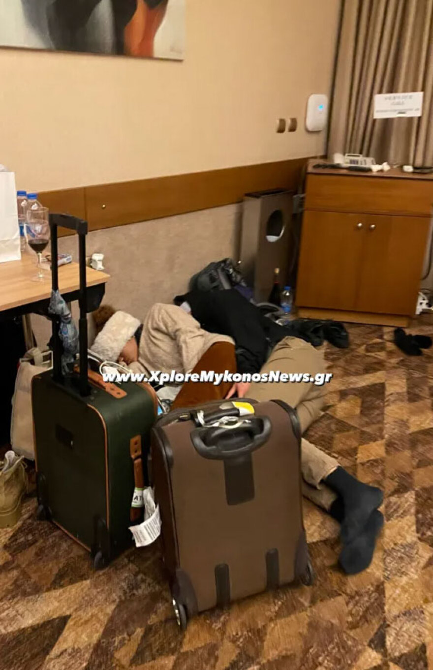 Κακοκαιρία «Ελπίς»: Εγκλωβισμένοι της Αττικής Οδού κοιμούνται... στα πατώματα ξενοδοχείου