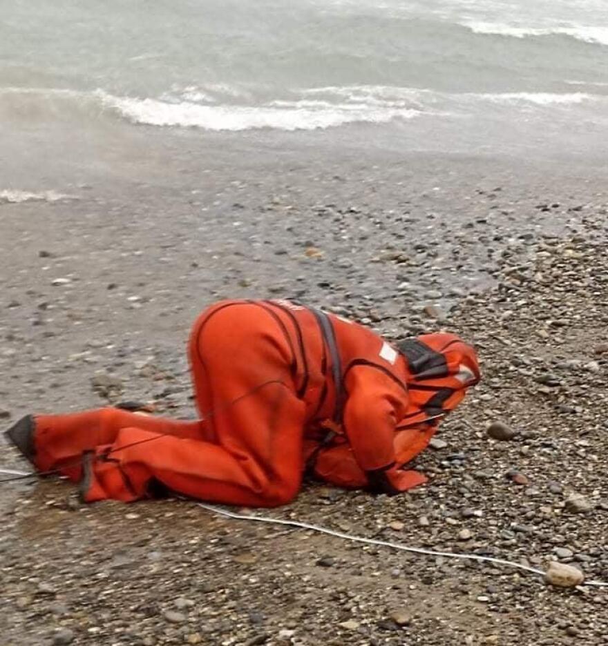 Φωτογραφία: Ναυαγός βγαίνει στη στεριά και φιλάει την άμμο μετά την προσάραξη πλοίου στην Κίσσαμο