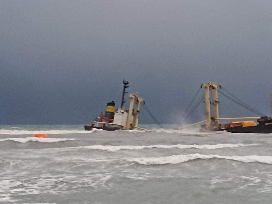 Φωτογραφία: Ναυαγός βγαίνει στη στεριά και φιλάει την άμμο μετά την προσάραξη πλοίου στην Κίσσαμο