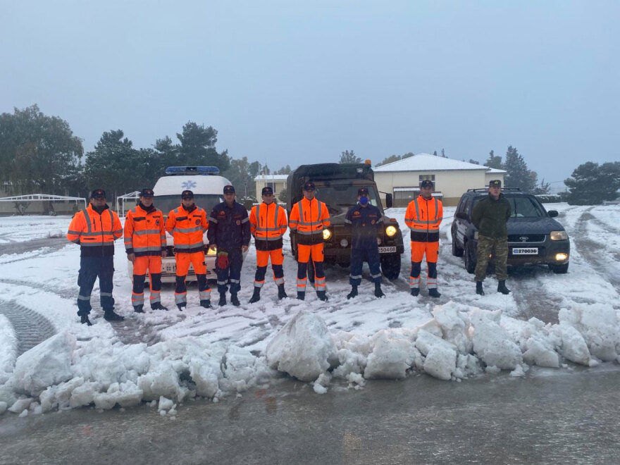 Κακοκαιρία «Ελπίς»: Στρατός και αστυνομία δίνουν «μάχη» στα χιόνια - Δείτε φωτογραφίες από τις δραματικές ώρες στην Αττική Οδό