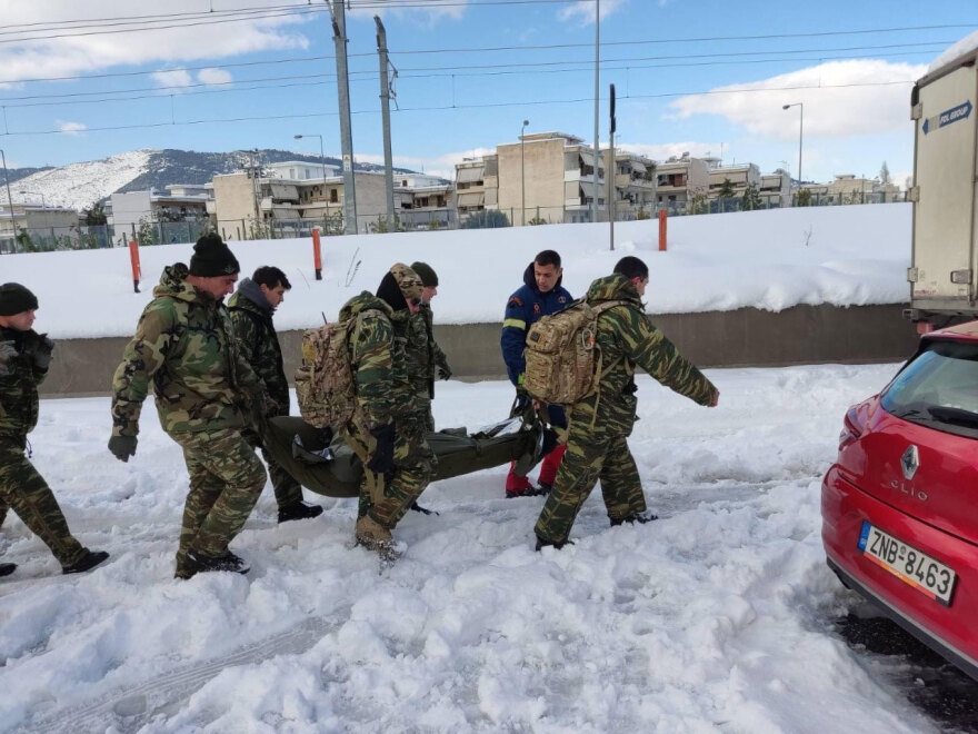 Κακοκαιρία «Ελπίς»: Στρατός και αστυνομία δίνουν «μάχη» στα χιόνια - Δείτε φωτογραφίες από τις δραματικές ώρες στην Αττική Οδό