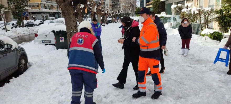 Κακοκαιρία «Ελπίς»: Στρατός και αστυνομία δίνουν «μάχη» στα χιόνια - Δείτε φωτογραφίες από τις δραματικές ώρες στην Αττική Οδό