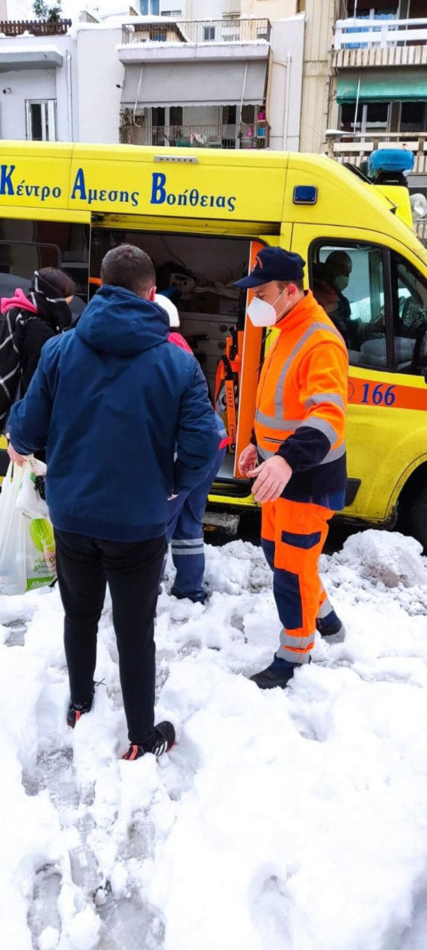 Κακοκαιρία «Ελπίς»: Στρατός και αστυνομία δίνουν «μάχη» στα χιόνια - Δείτε φωτογραφίες από τις δραματικές ώρες στην Αττική Οδό