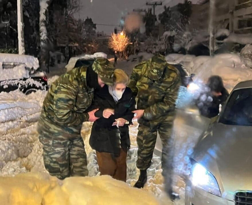 Κακοκαιρία «Ελπίς»: Στρατός και αστυνομία δίνουν «μάχη» στα χιόνια - Δείτε φωτογραφίες από τις δραματικές ώρες στην Αττική Οδό