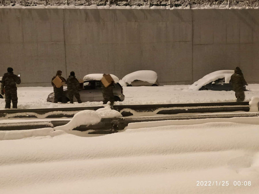 Αττική Οδός: Ο Στρατός απεγκλωβίζει οδηγούς όλη νύχτα - Μοιράζουν τρόφιμα, νερό και κουβέρτες