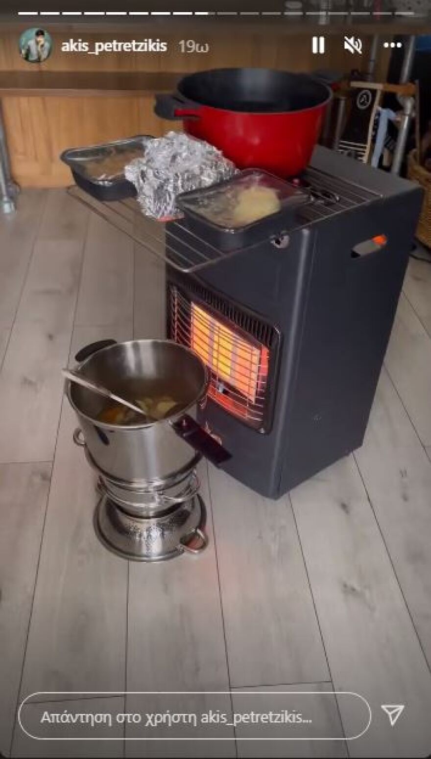 Ο Άκης Πετρετζίκης έμεινε χωρίς ρεύμα και έφτιαξε αυτοσχέδια κουζίνα για να ζεστάνει το γάλα του γιου του