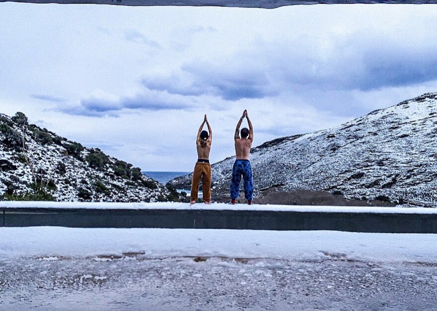 Άγγελος Λάτσιος - Γαία Μερκούρη: Έκαναν γυμναστική με φόντο το χιονισμένο τοπίο