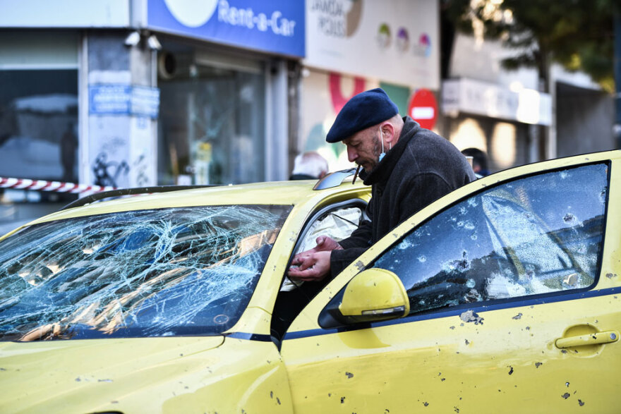 Έκρηξη στη Συγγρού: Εκτεταμένες ζημιές σε διερχόμενο ταξί – Δείτε φωτογραφίες
