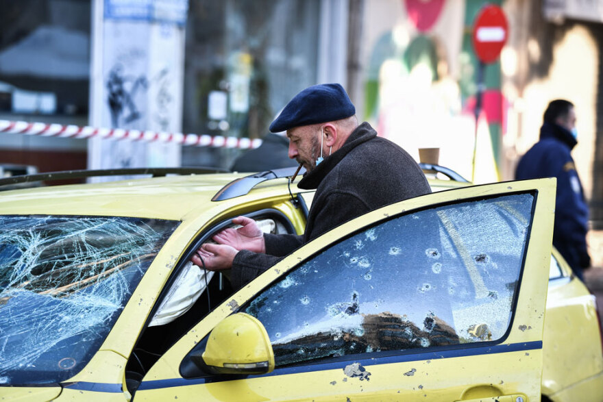 Έκρηξη στη Συγγρού: Εκτεταμένες ζημιές σε διερχόμενο ταξί – Δείτε φωτογραφίες