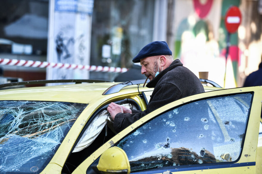 Έκρηξη στη Συγγρού: Εκτεταμένες ζημιές σε διερχόμενο ταξί – Δείτε φωτογραφίες