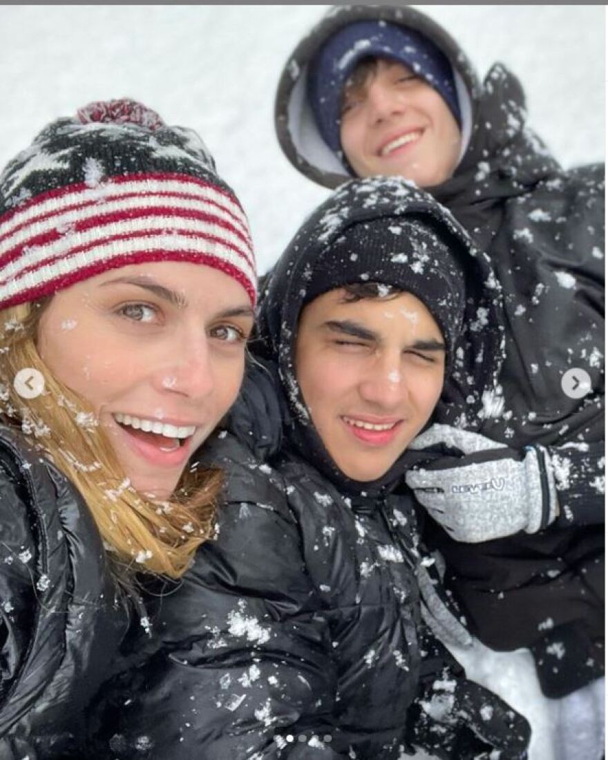 Η Ντορέττα Παπαδημητρίου παίζει στα χιόνια με τους γιους της