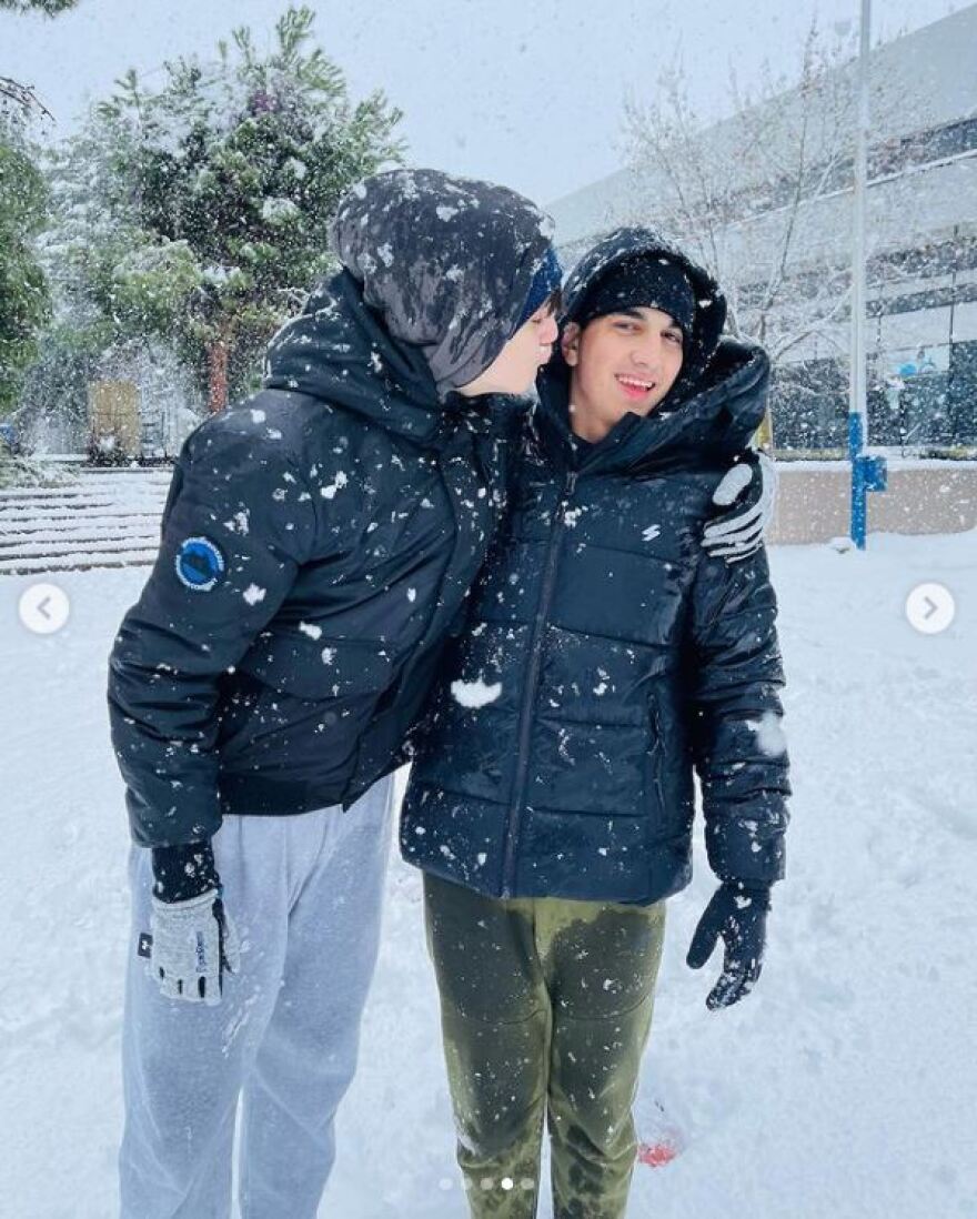 Η Ντορέττα Παπαδημητρίου παίζει στα χιόνια με τους γιους της