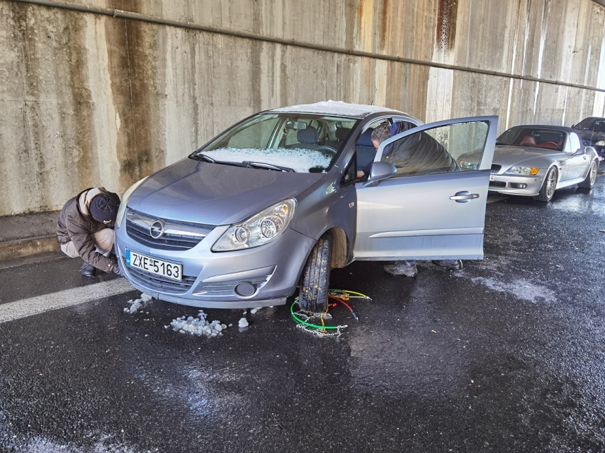 Χιόνια στην Αθήνα - Κακοκαιρία «Ελπίς»: Κολλημένα στο χιόνι 300 αυτοκίνητα στην Αττική Οδό, φαντάροι φτυαρίζουν στο οδόστρωμα