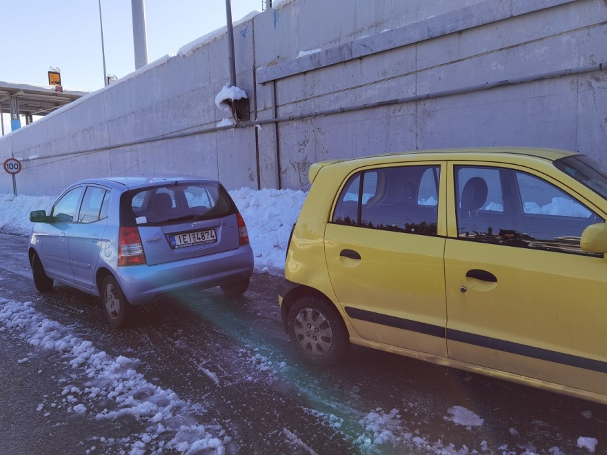 Χιόνια στην Αθήνα - Κακοκαιρία «Ελπίς»: Κολλημένα στο χιόνι 300 αυτοκίνητα στην Αττική Οδό, φαντάροι φτυαρίζουν στο οδόστρωμα