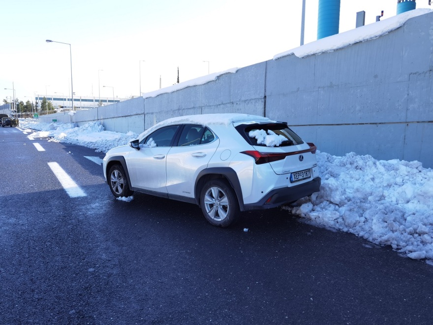 Χιόνια στην Αθήνα - Κακοκαιρία «Ελπίς»: Κολλημένα στο χιόνι 300 αυτοκίνητα στην Αττική Οδό, φαντάροι φτυαρίζουν στο οδόστρωμα