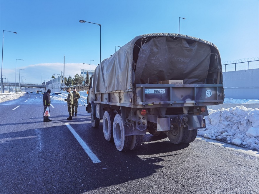 Χιόνια στην Αθήνα - Κακοκαιρία «Ελπίς»: Κολλημένα στο χιόνι 300 αυτοκίνητα στην Αττική Οδό, φαντάροι φτυαρίζουν στο οδόστρωμα