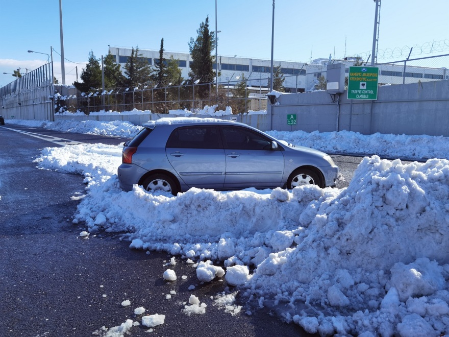 Χιόνια στην Αθήνα - Κακοκαιρία «Ελπίς»: Κολλημένα στο χιόνι 300 αυτοκίνητα στην Αττική Οδό, φαντάροι φτυαρίζουν στο οδόστρωμα