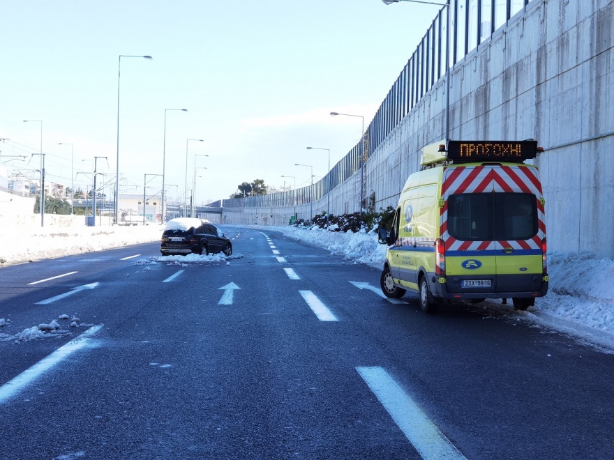 Χιόνια στην Αθήνα - Κακοκαιρία «Ελπίς»: Κολλημένα στο χιόνι 300 αυτοκίνητα στην Αττική Οδό, φαντάροι φτυαρίζουν στο οδόστρωμα