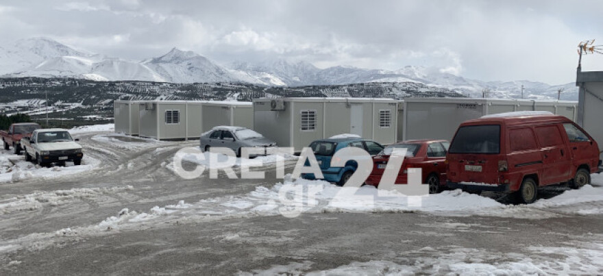 Κακοκαιρία «Ελπίς» - Αρκαλοχώρι: Οι οικίσκοι «έμπαζαν» νερά όλο το βράδυ, καταγγέλλουν οι σεισμόπληκτοι