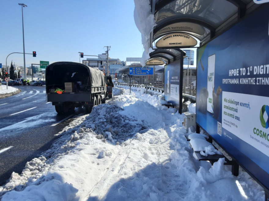 Αττική Οδός-Χιόνια: Ακινητοποιημένα και σήμερα 600 αυτοκίνητα - Αποχιονίζουν με τα φτυάρια!