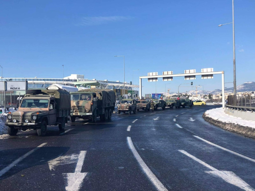 Αττική Οδός-Χιόνια: Ακινητοποιημένα και σήμερα 600 αυτοκίνητα - Αποχιονίζουν με τα φτυάρια!