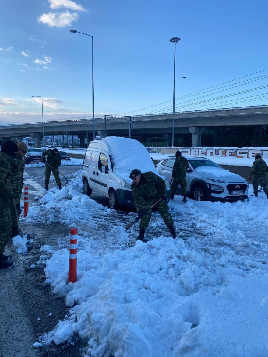 Αττική Οδός-Χιόνια: Ακινητοποιημένα και σήμερα 600 αυτοκίνητα - Αποχιονίζουν με τα φτυάρια!
