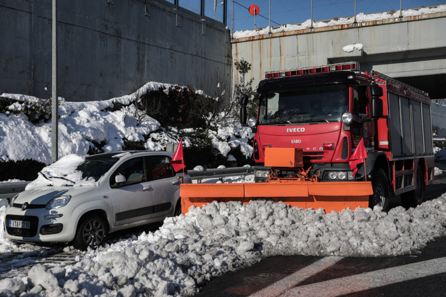Αττική Οδός-Χιόνια: Ακινητοποιημένα και σήμερα 600 αυτοκίνητα - Αποχιονίζουν με τα φτυάρια!