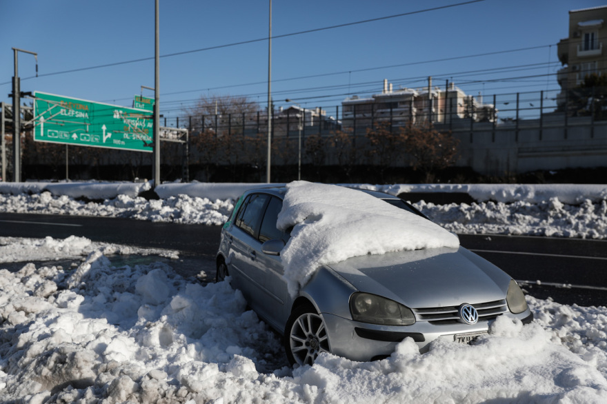 Αττική Οδός-Χιόνια: Ακινητοποιημένα και σήμερα 600 αυτοκίνητα - Αποχιονίζουν με τα φτυάρια!