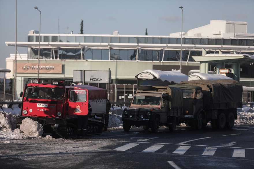 Αττική Οδός-Χιόνια: Ακινητοποιημένα και σήμερα 600 αυτοκίνητα - Αποχιονίζουν με τα φτυάρια!