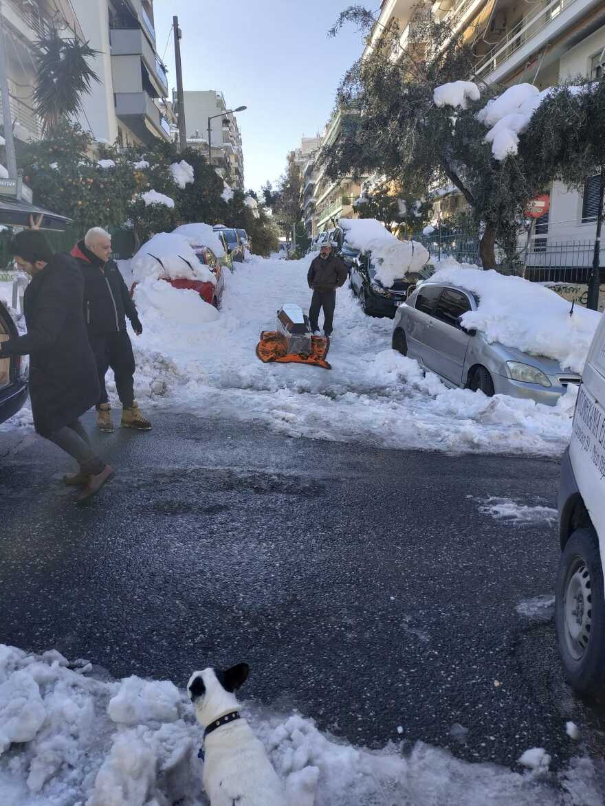Αδιανόητο βίντεο: Έσερναν φέρετρο με νεκρό πάνω στο χιόνι στου Ζωγράφου