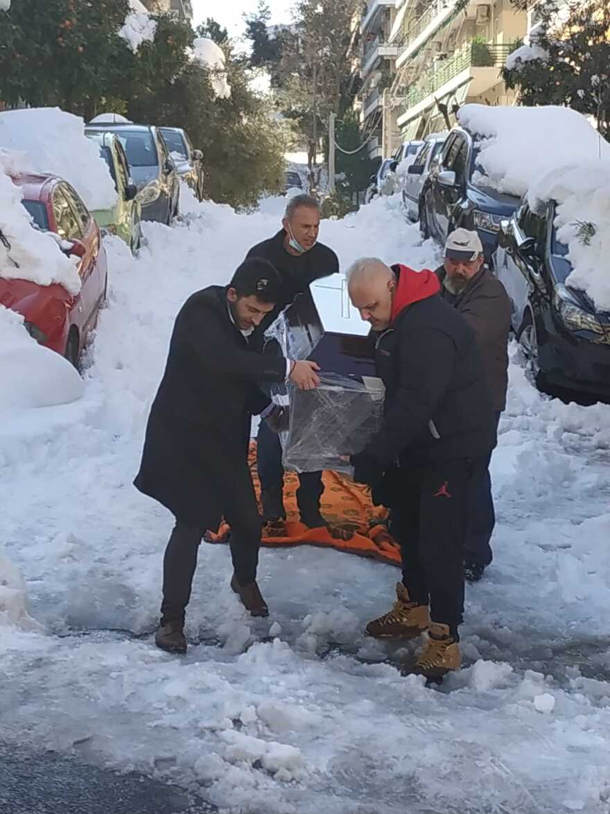 Αδιανόητο βίντεο: Έσερναν φέρετρο με νεκρό πάνω στο χιόνι στου Ζωγράφου