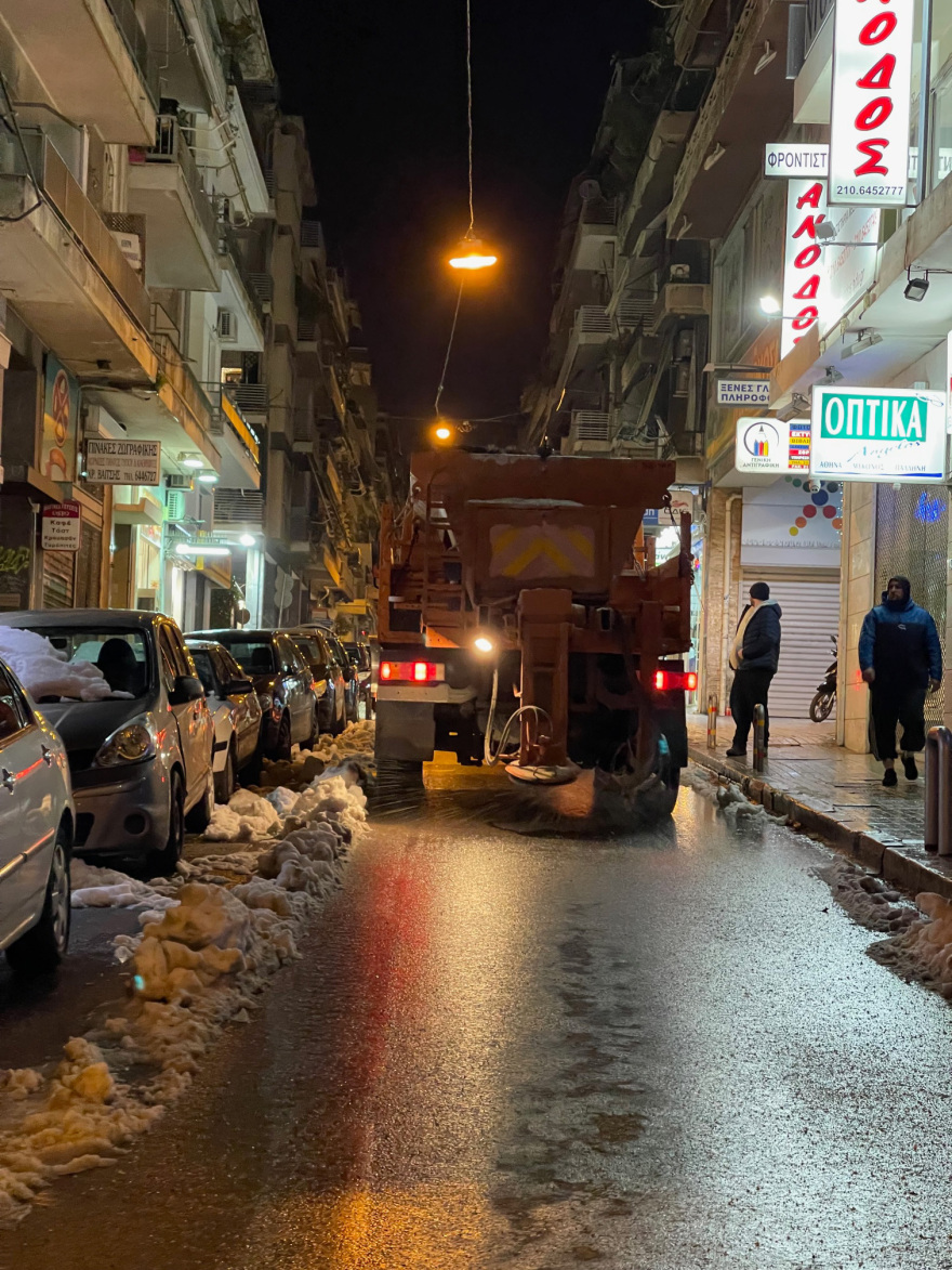 Δείτε βίντεο και φωτογραφίες από την επιχείρηση του Δήμου Αθηναίων για τον αποχιονισμό στο Γκύζη
