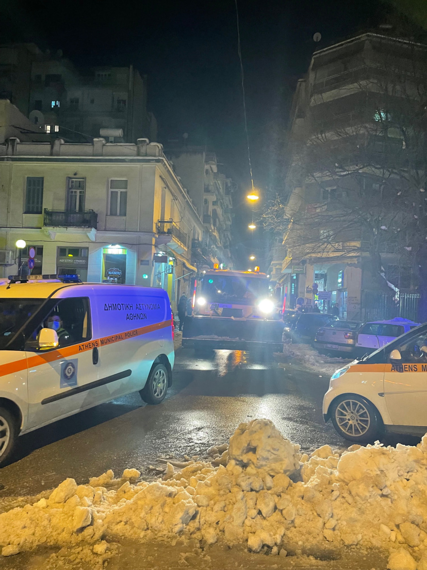 Δείτε βίντεο και φωτογραφίες από την επιχείρηση του Δήμου Αθηναίων για τον αποχιονισμό στο Γκύζη