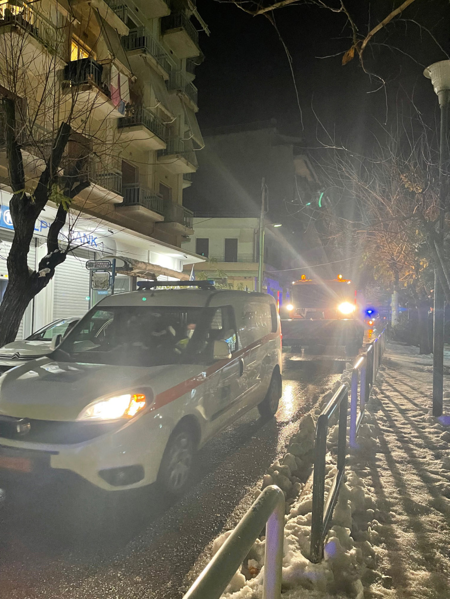 Δείτε βίντεο και φωτογραφίες από την επιχείρηση του Δήμου Αθηναίων για τον αποχιονισμό στο Γκύζη