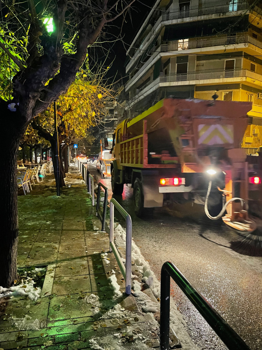 Δείτε βίντεο και φωτογραφίες από την επιχείρηση του Δήμου Αθηναίων για τον αποχιονισμό στο Γκύζη