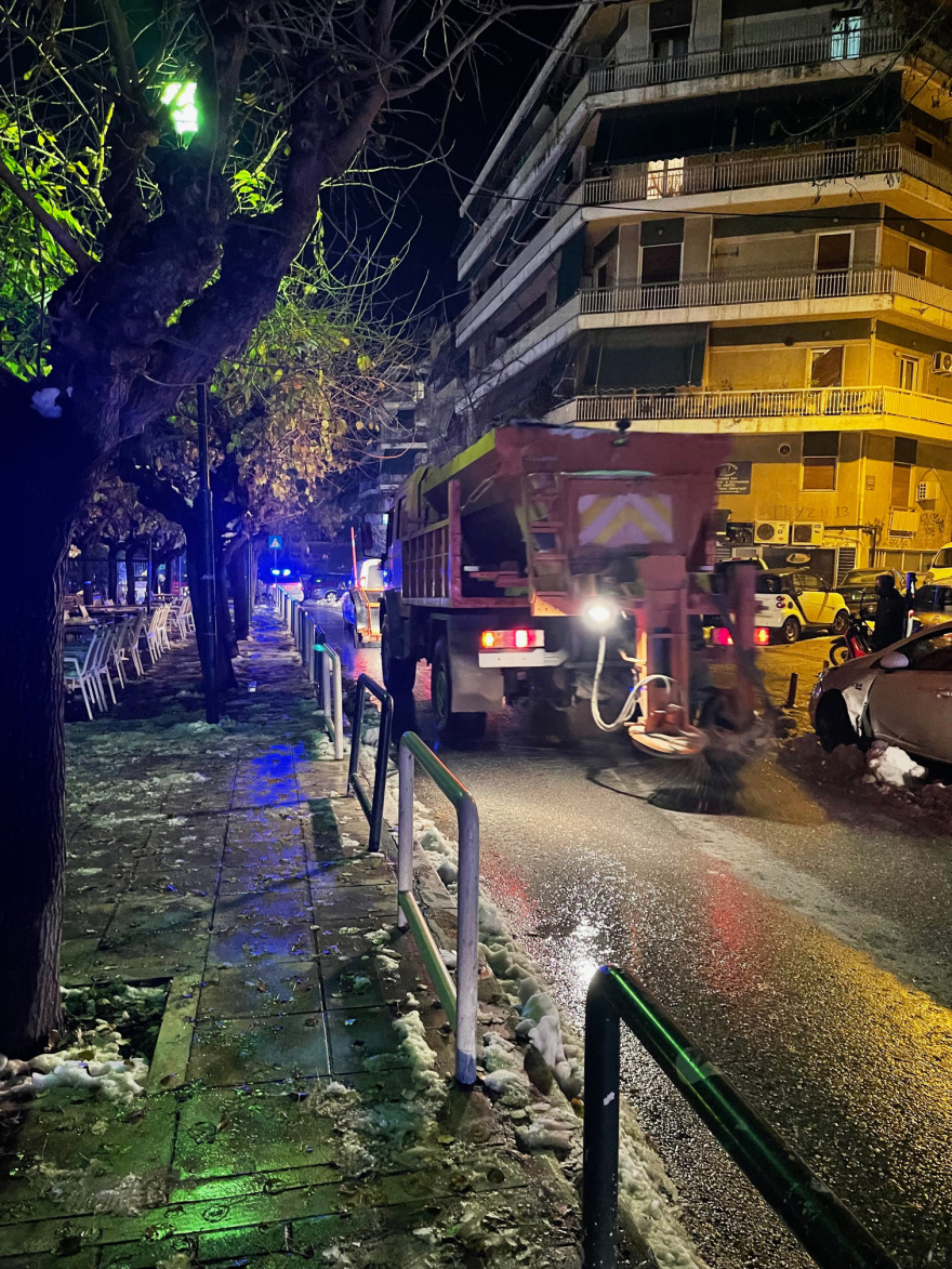 Δείτε βίντεο και φωτογραφίες από την επιχείρηση του Δήμου Αθηναίων για τον αποχιονισμό στο Γκύζη