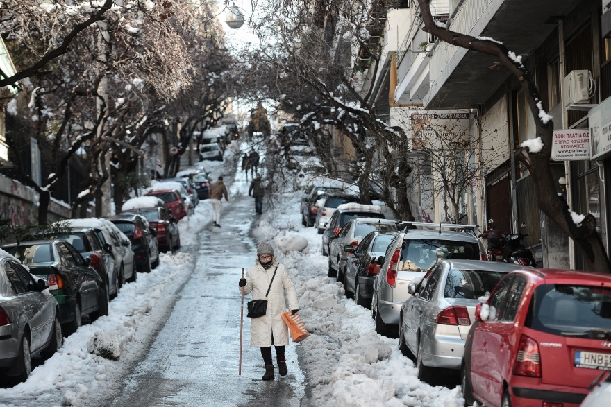 Κακοκαιρία-Χιόνια: Χάος στους Δήμους της Αττικής - Παγοδρόμια οι δρόμοι