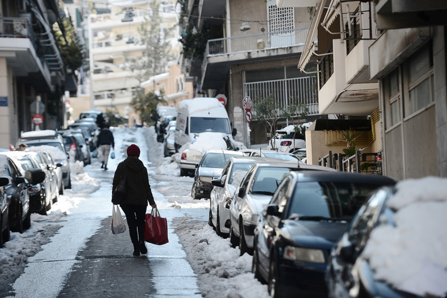 Κακοκαιρία «Ελπίς»: Χάος σε πολλούς δήμους της Αττικής -Δρόμοι παγοδρόμια, στα «κάγκελα» οι πολίτες