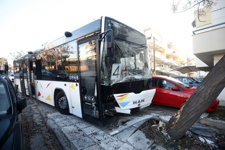 Λεωφορείο του ΟΑΣΘ συγκρούστηκε με ταξί και καβάλησε πεζοδρόμιο στην Καλαμαριά