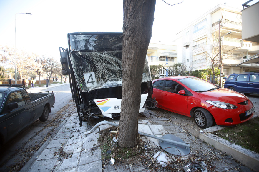 Λεωφορείο του ΟΑΣΘ συγκρούστηκε με ταξί και καβάλησε πεζοδρόμιο στην Καλαμαριά