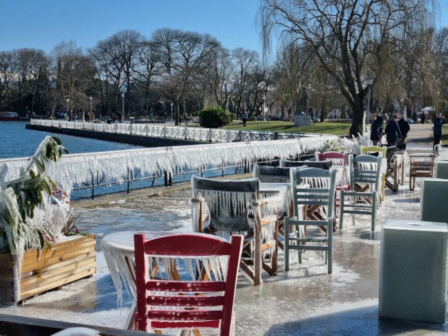 Κακοκαιρία «Ελπίς»: «Γλυπτά» από πάγο στη λίμνη των Ιωαννίνων και στον κάμπο της Αργολίδας - Δείτε φωτογραφίες