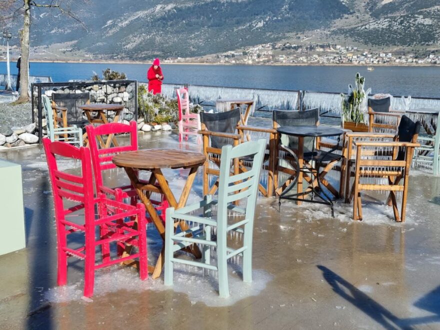 Κακοκαιρία «Ελπίς»: «Γλυπτά» από πάγο στη λίμνη των Ιωαννίνων και στον κάμπο της Αργολίδας - Δείτε φωτογραφίες