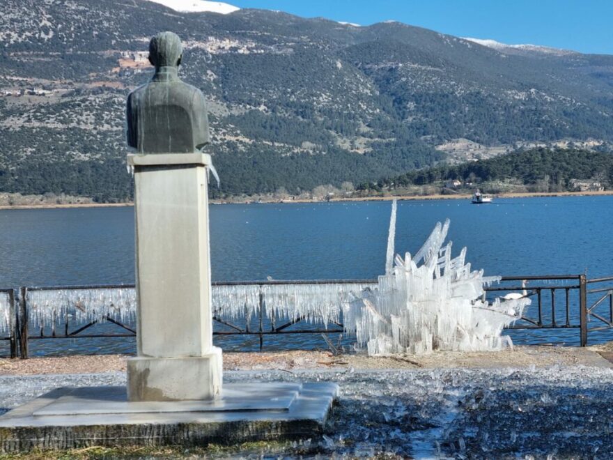 Κακοκαιρία «Ελπίς»: «Γλυπτά» από πάγο στη λίμνη των Ιωαννίνων και στον κάμπο της Αργολίδας - Δείτε φωτογραφίες